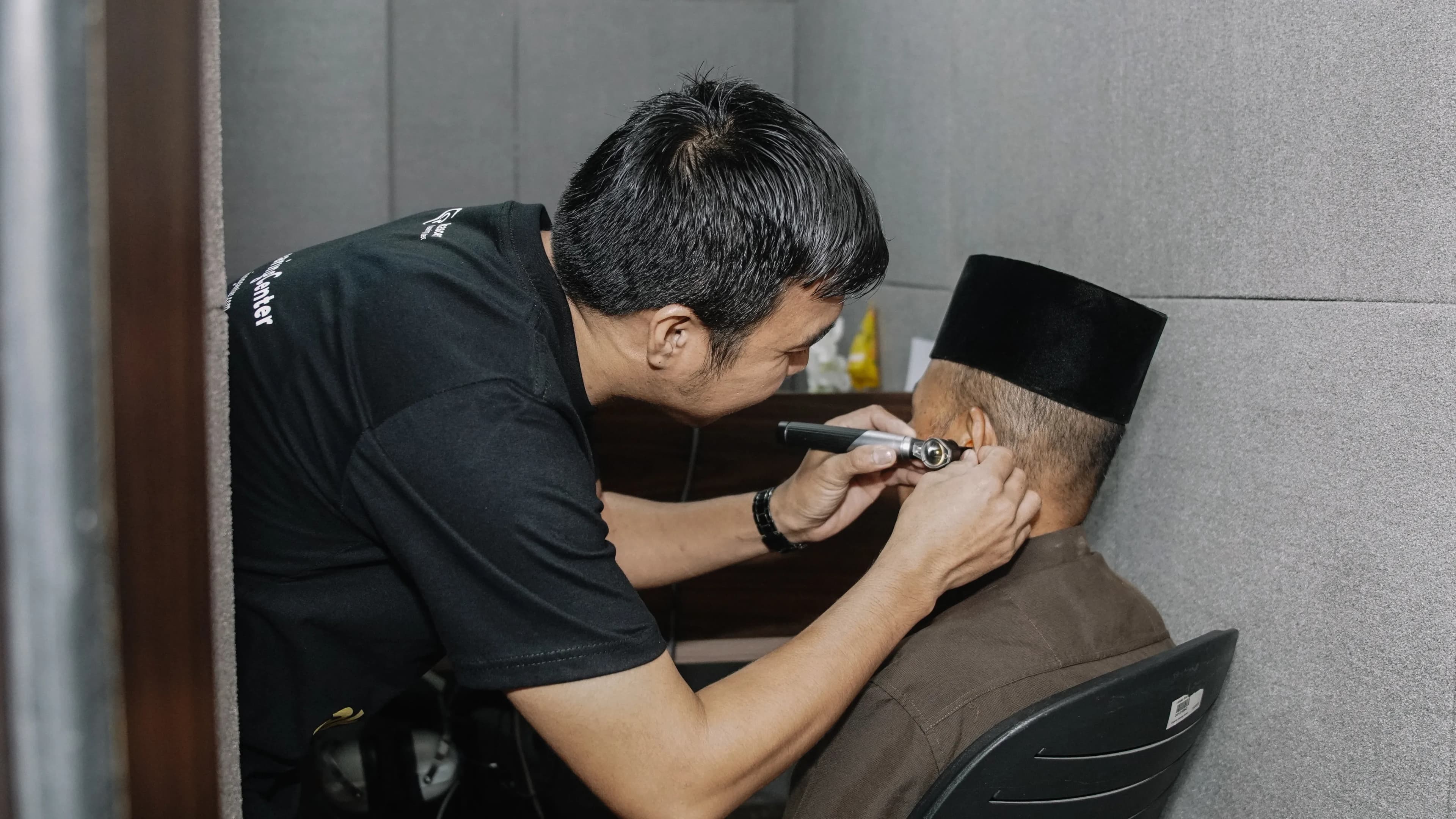 Pemeriksaan Dewasa di kasoem hearing center (apa itu gangguan pendengaran)